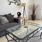 2 Bed Mountains And Costal Views With Pool Apartment *