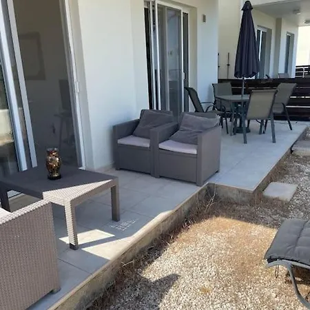 2 Bed Mountains And Costal Views With Pool