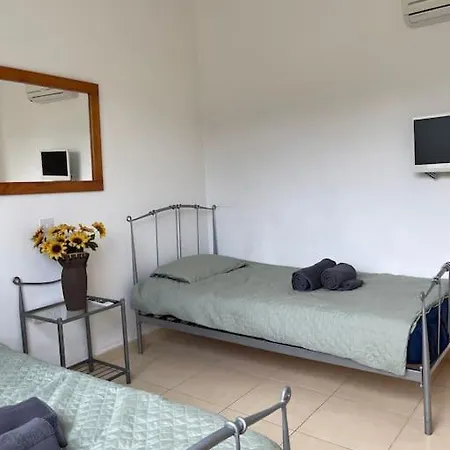 2 Bed Mountains And Costal Views With Pool Апартаменты