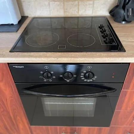 2 Bed Mountains And Costal Views With Pool *