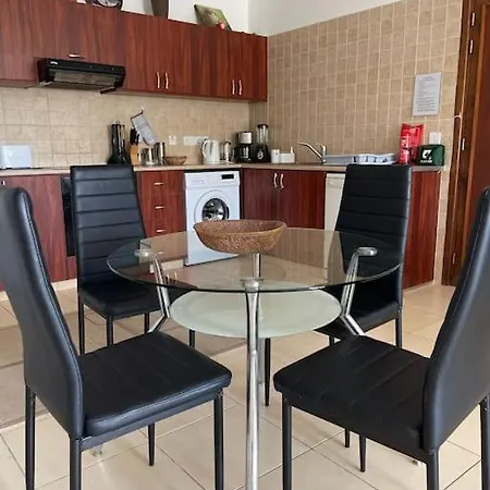 2 Bed Mountains And Costal Views With Pool Апартаменты