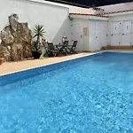 2 Bed Mountains And Costal Views With Pool Διαμέρισμα