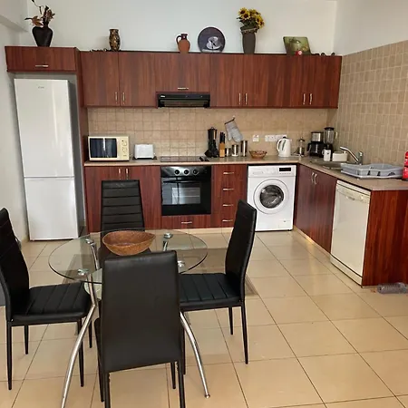 2 Bed Mountains And Costal Views With Pool *