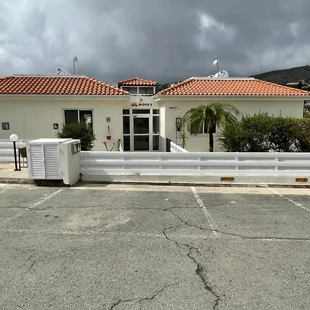 2 Bed Mountains And Costal Views With Pool *