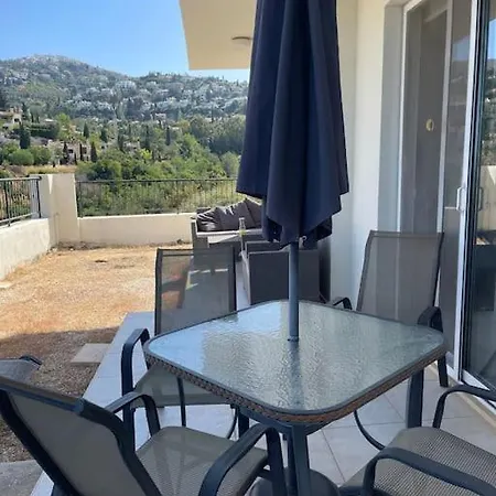 2 Bed Mountains And Costal Views With Pool