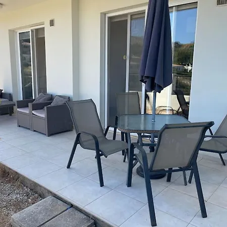 2 Bed Mountains And Costal Views With Pool *