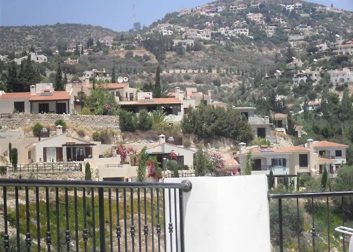 2 Bed Mountains And Costal Views With Pool Διαμέρισμα Πάφος