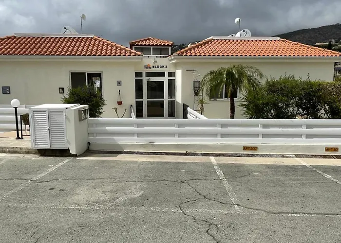 2 Bed Mountains And Costal Views With Pool *