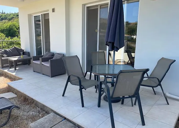 2 Bed Mountains And Costal Views With Pool *