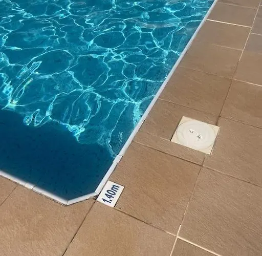 2 Bed Mountains And Costal Views With Pool