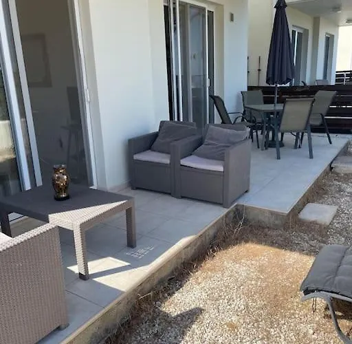 2 Bed Mountains And Costal Views With Pool