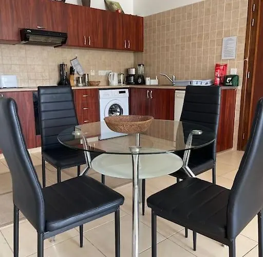 2 Bed Mountains And Costal Views With Pool Διαμέρισμα